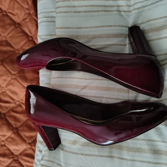 Ralph Lauren Burgundy Patent Leather Heels with Block Heel - Picture 4 of 10